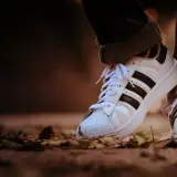 Jak wybrać wygodne buty sportowe damskie do codziennego chodzenia? Najważniejsze cechy, na które warto zwrócić uwagę