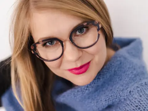 Modne okulary damskie 2023: trendy, które musisz znać, by wyglądać stylowo