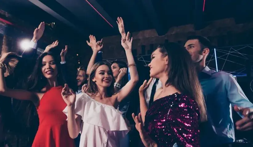 Najlepsze pomysły na outfit na 18-stkę, które zachwycą każdego gościa