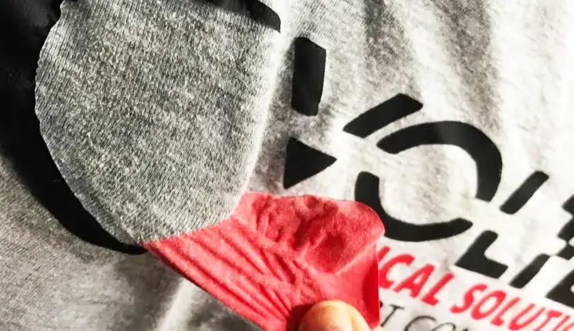 Skuteczne sposoby na to, jak pozbyć się naklejki z bluzy bez uszkodzeń