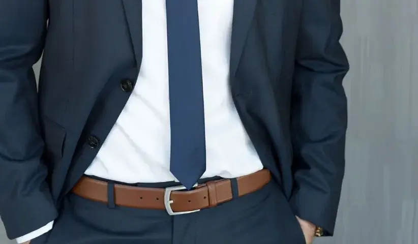 Jaki krawat do niebieskiego garnituru, aby wyglądać stylowo i elegancko?