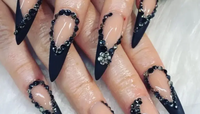 Najmodniejsze trendy manicure 2023: kolory, wzory i techniki, które musisz znać